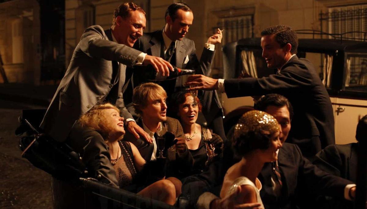 Scott y Zelda Fitzgerald en el cochedonde llevan a Gil Peters a recorrer lanoche parisina de los años veinte.