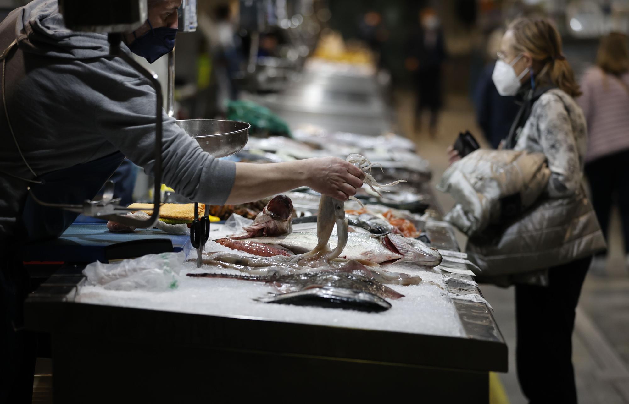 Un pescadero atiende su puesto en el mercado de la Plaza de Lugo, en A Coruña, este miércoles.