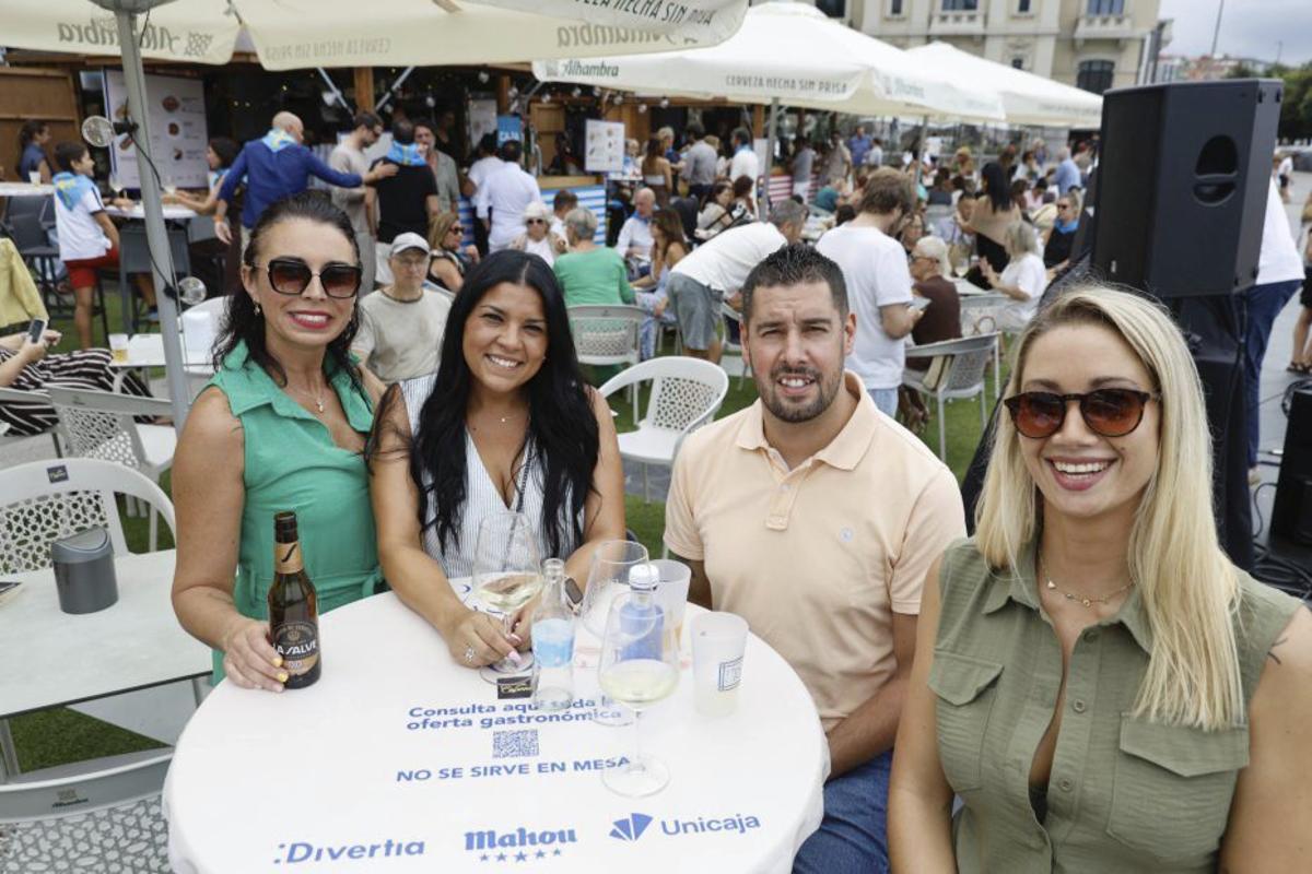 Por la izquierda, Patricia Roces, Ángela Romero, Aitor Serrano y Sonia Gavilán, en una terraza del paseo Gastro.
