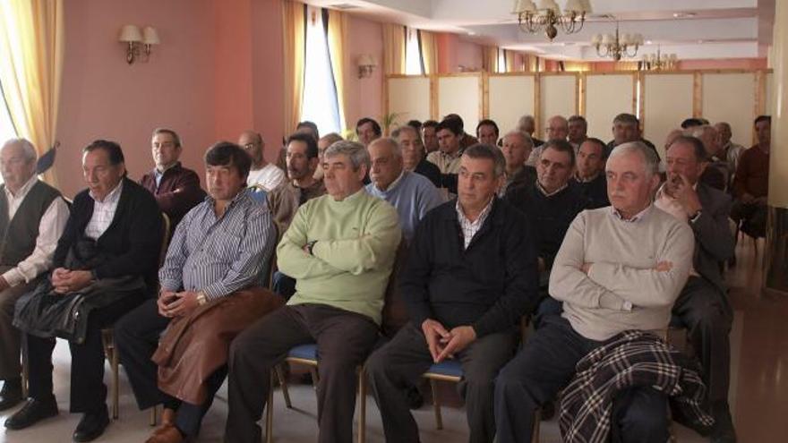 Regantes del canal Toro-Zamora durante la celebración de una asamblea.