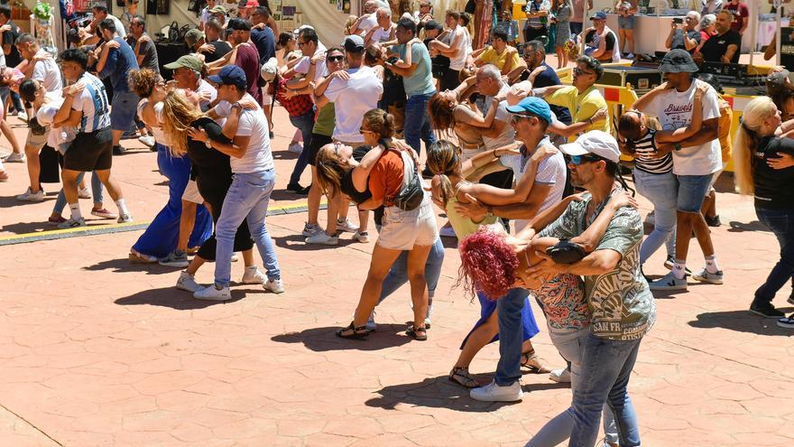 Schamann Market baila al ritmo latino
