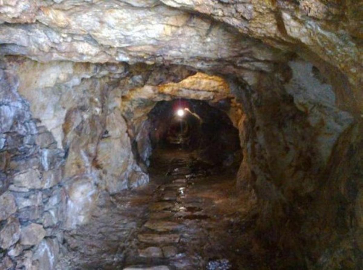 Interior de la mina de wolframio de Lousame