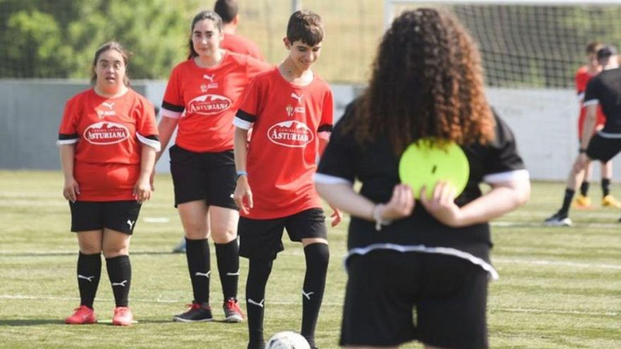 VÍDEO: El primer equipo y los niños de la escuela de fútbol de Mareo se sacan una foto de familia con la afición