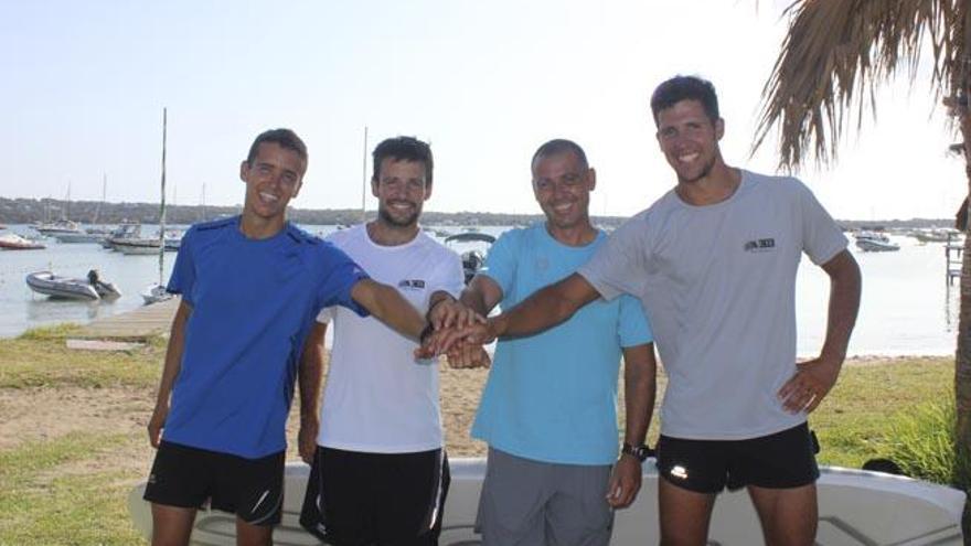 Mateo Sanz, Sergi Escandell, Asier Fernández y Joan Carles Cardona posan en el terreno donde se ubicaba la escuela de vela de Formentera.