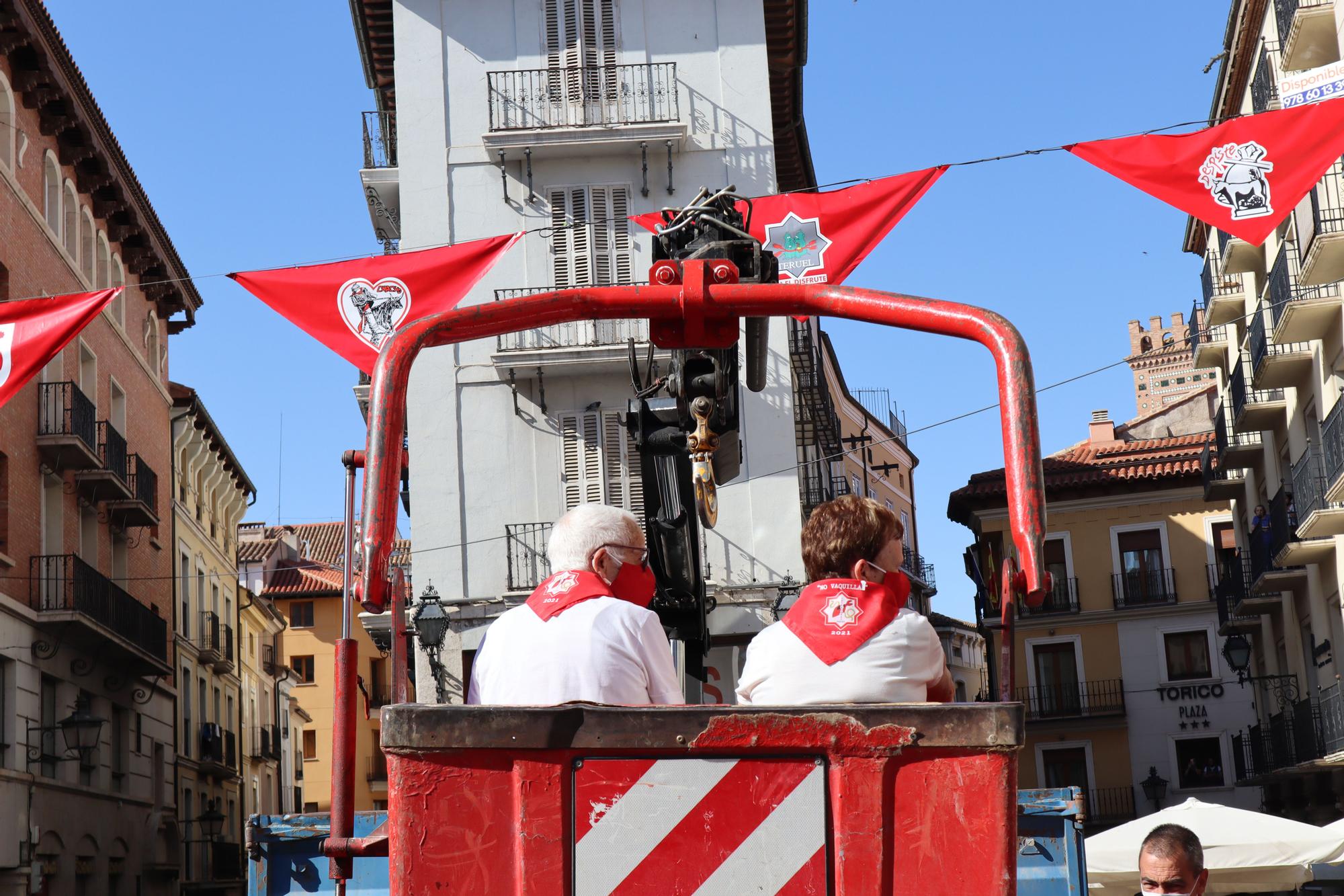 FOTOGALERÍA | La Peña El Agüelo sube en grúa para colocar el pañuelo al Torico de Teruel, en el segundo año sin Fiestas del Ángel