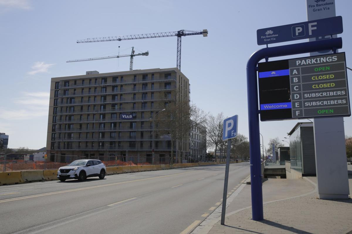 La nueva Marina del Prat Vermell de Barcelona ganará más de un millar de vecinos antes de un año. Las obras de edificios de pisos, oficinas y reurbanización avanzan a todo ritmo, con un horizonte de 12.000 viviendas nuevas entre obra pública y privada.