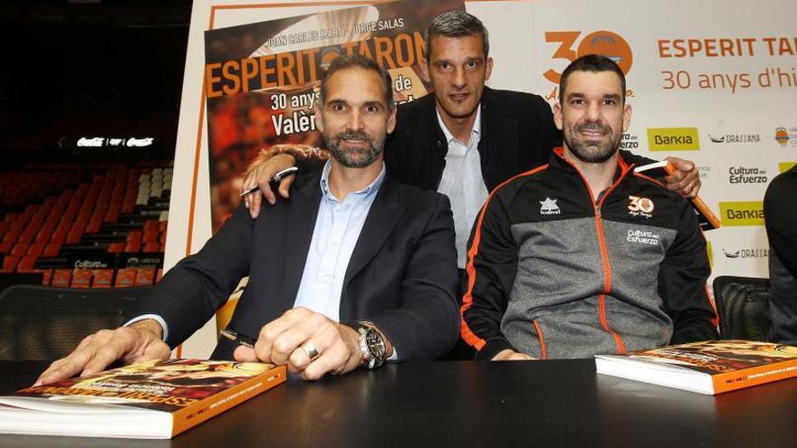 Luengo, Rodilla y Rafa Martínez, en la presentación de ‘L’esperit taronja, 30 anys d’història del Valencia BC’. | F. C.