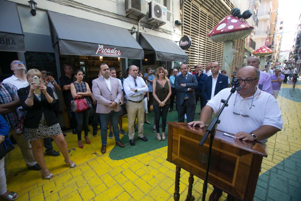 El alcalde de Alicante, Gabriel Echávarri, ha colocado esta mañana una placa en homenaje a Vicente Pastor de la Llosa Alfosea, el Chepa.