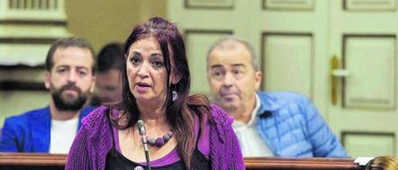 Maria del Río en el Parlamento junto a Noemí Santana en un pleno.