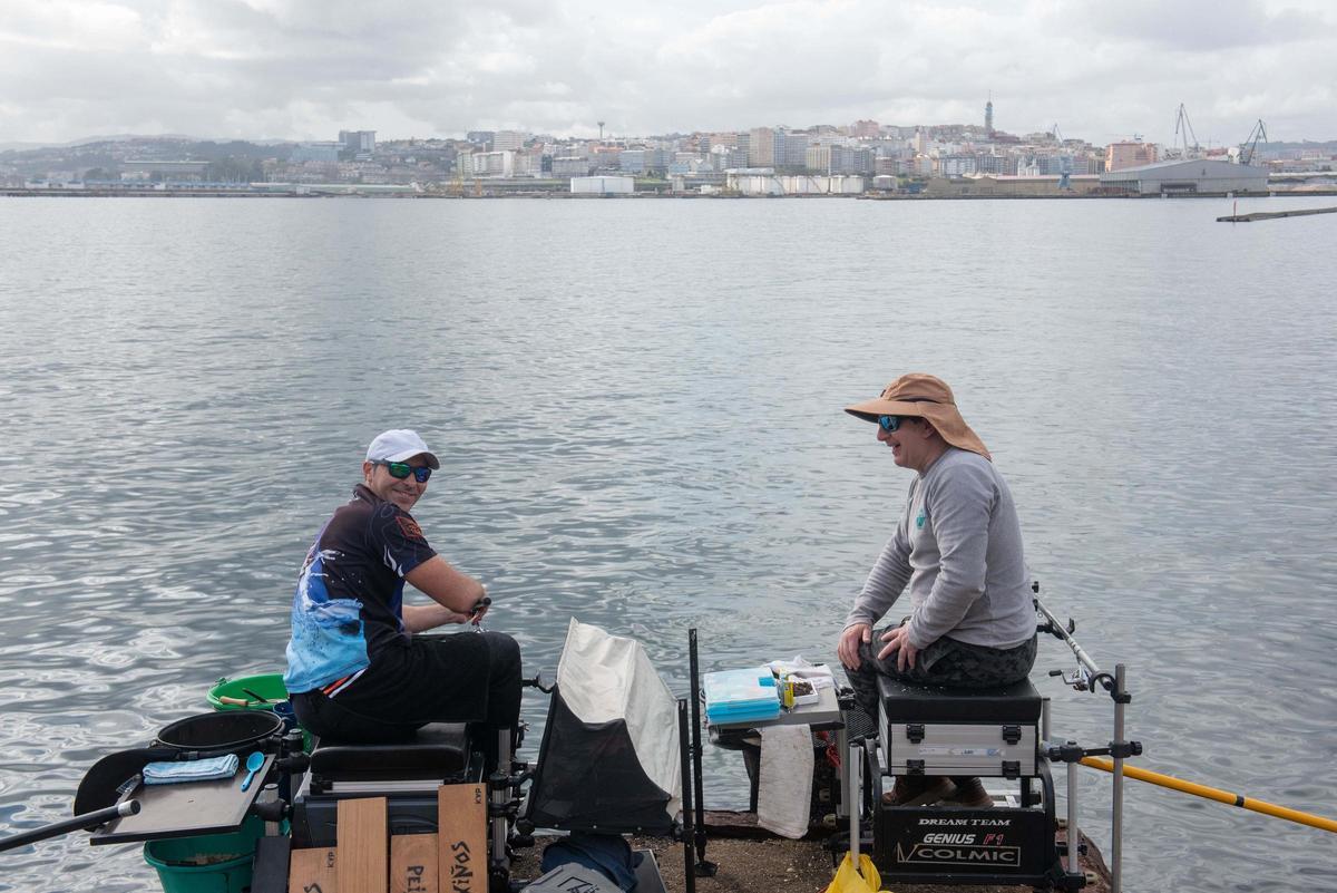 Competición de pesca en el dique de abrigo