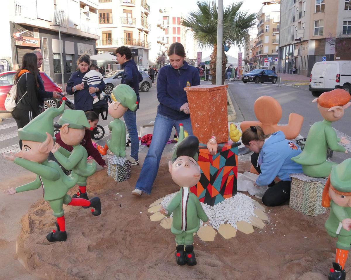 Las nueve comisiones de la Vall d'Uixó sacan sus monumentos a la calle con la 'plantà' Las nueve comisiones de la Vall d'Uixó sacan sus monumentos a la calle con la 'plantà'