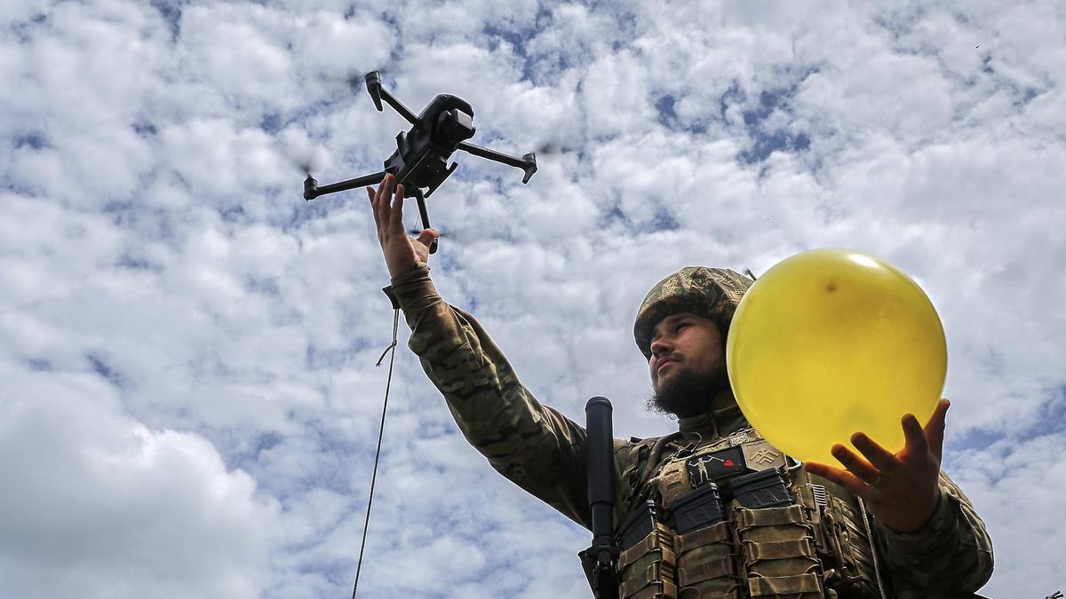 Un soldado ucraniano pone a prueba un dron en la región de Járkov.