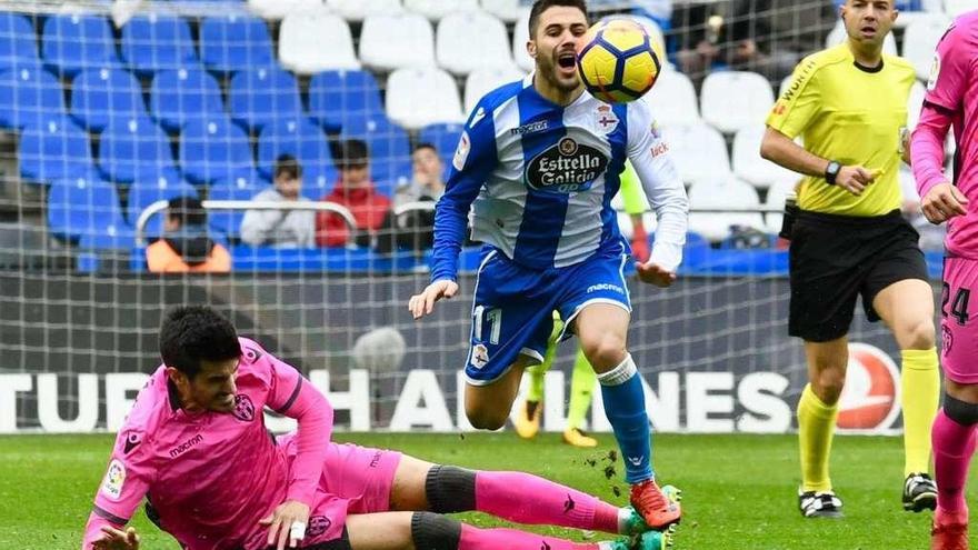 Carles Gil cae derribado en presencia del colegiado González Fuertes.