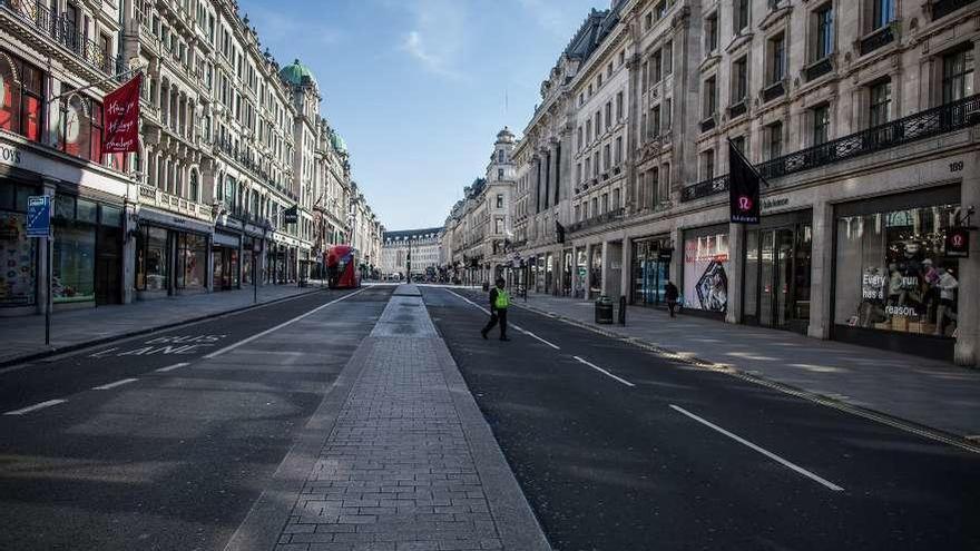 Imagen de Regent Street, una de las calles londinenses habitualmente más concurridas. // Oliver Weiken