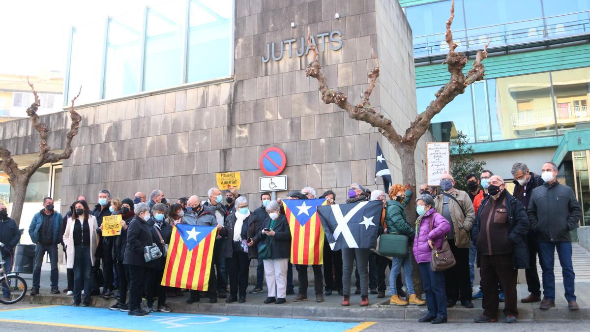 La concentració amb banderes independentistes davant dels jutjats de Figueres per les citacions del tall del Tsunami Democràtic