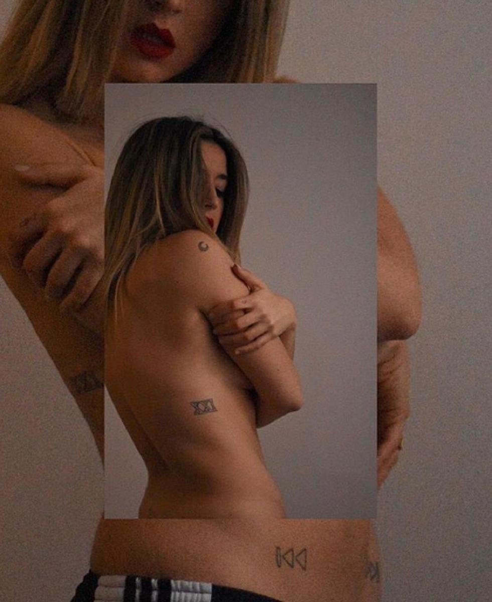 El topless de Mimi Doblas, a golpe de tatus