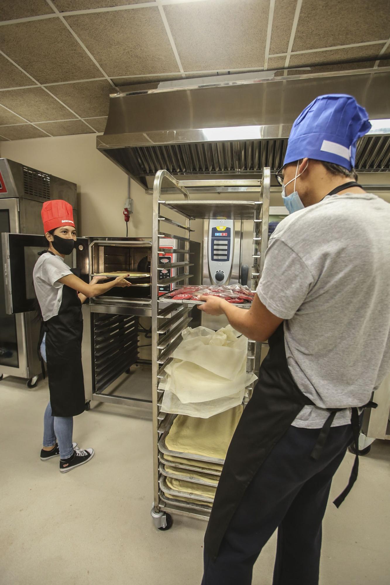 Alicante Gastronómica y la Cámara de Comercio se alían para insertar en el mercado laboral a 30 desempleados y dar de comer a familias sin recursos