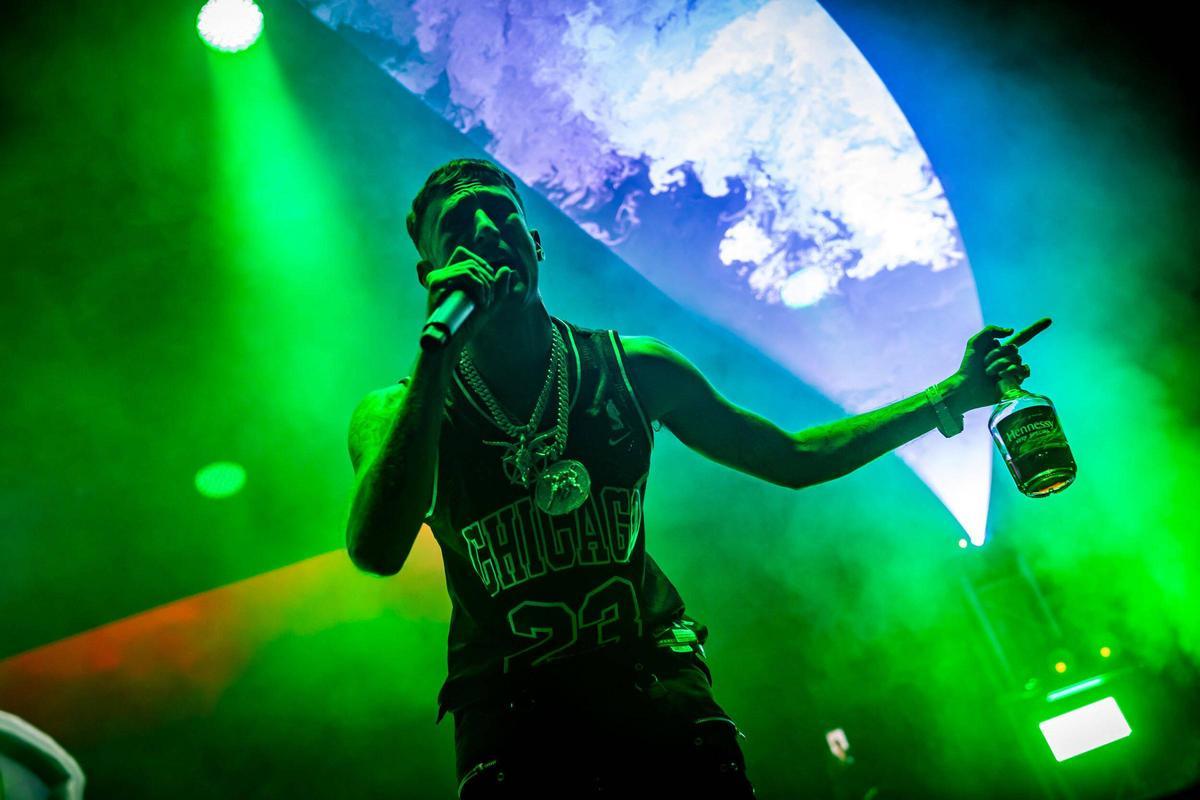 Yung Beef sujeta el micro y una botella de Hennessy durante su concierto en el Festival ·B Yung Beef sujeta el micro y una botella de Hennessy durante su concierto en el Festival ·B