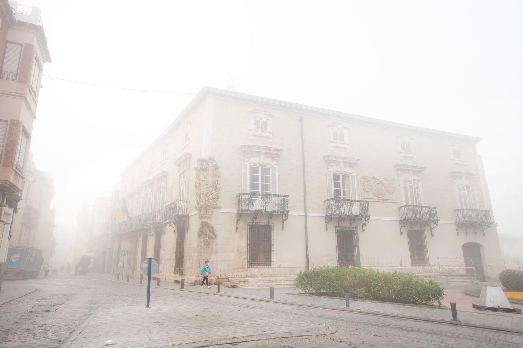 Orihuela, engullida por la niebla