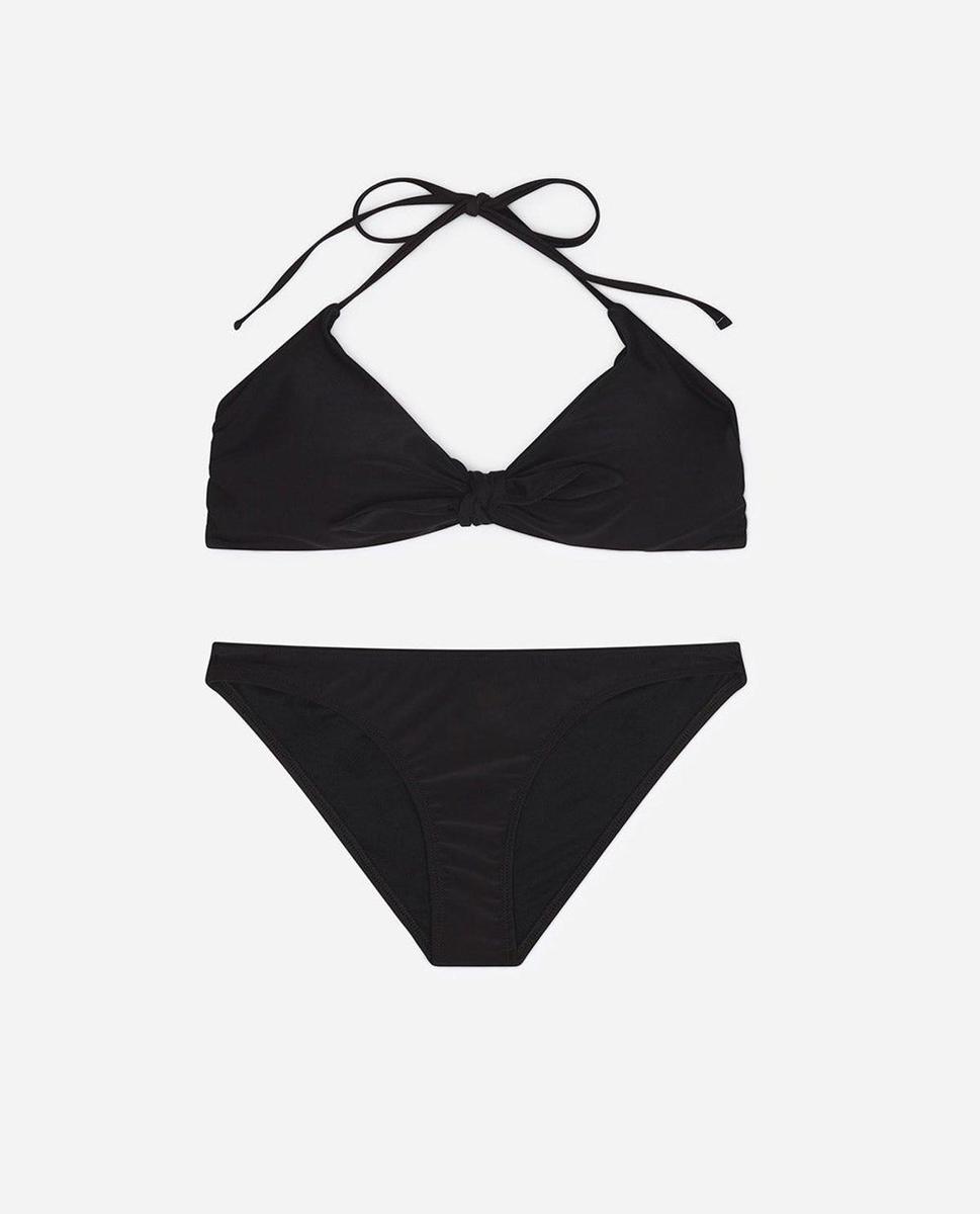 Bikini de triángulo negro de Lefties. (Precio top: 6,99 euros. Precio braga lisa: 6,99 euros)