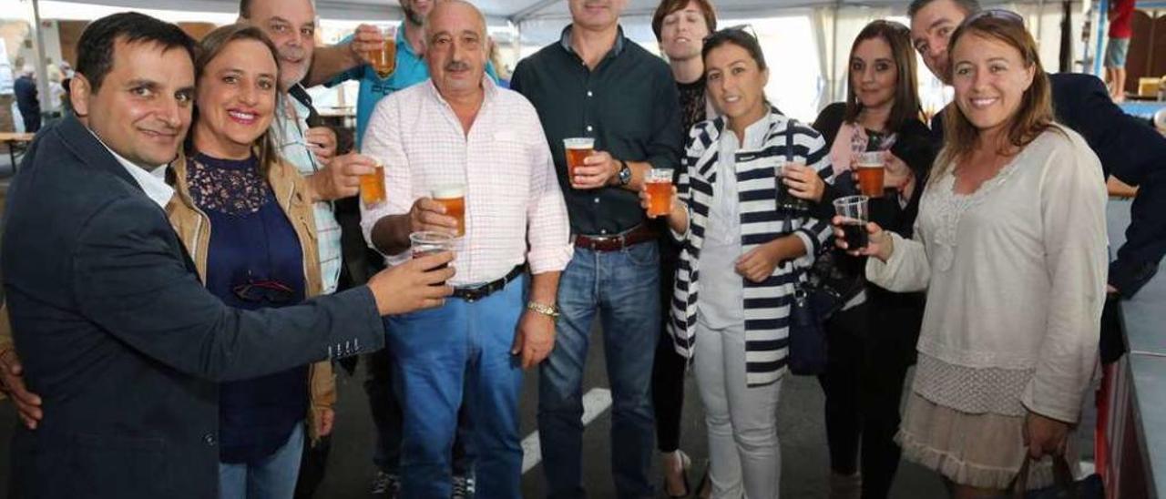 Gobierno y oposición, junto a la presidenta de Hostelería, brindan por la fiesta. // Muñiz