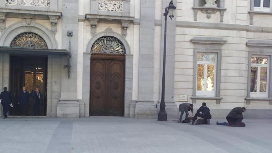 Detenen vuit militants d&#039;Arran per intentar pintar la façana del Tribunal Suprem