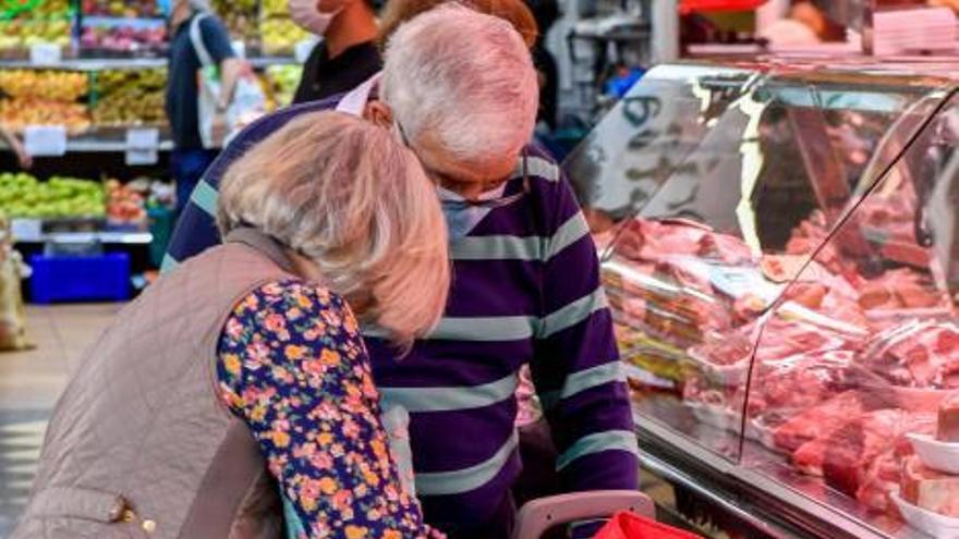 Una pareja hace la compra en el Mercado Central. |