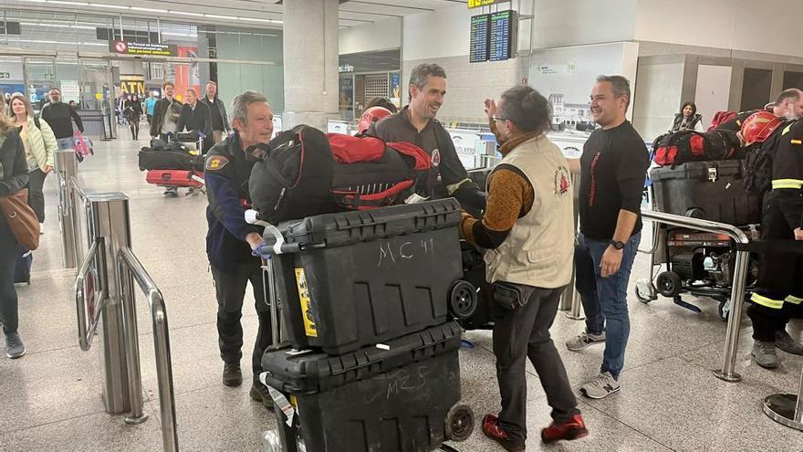 Los bomberos de Málaga, recibidos este miércoles en el aeropuerto tras llegar de Turquía.