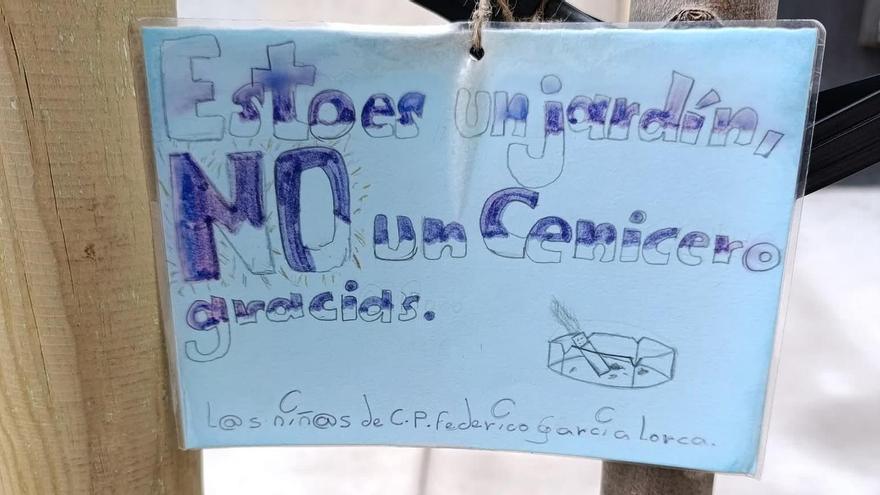 Cartel de los alumnos alertando sobre las colillas.