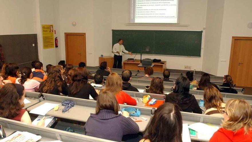 Alumnos durante una clase en la facultad de Económicas de la Universidade da Coruña.