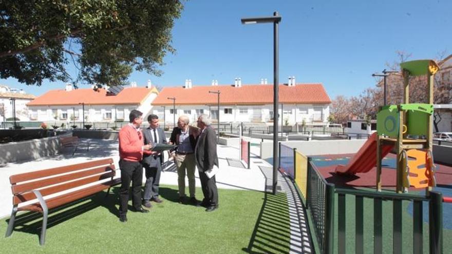 El alcalde, José Bernal, y los concejales Rafael Piña y Manuel Osorio, en la nueva plaza de la calle Santa Gema.