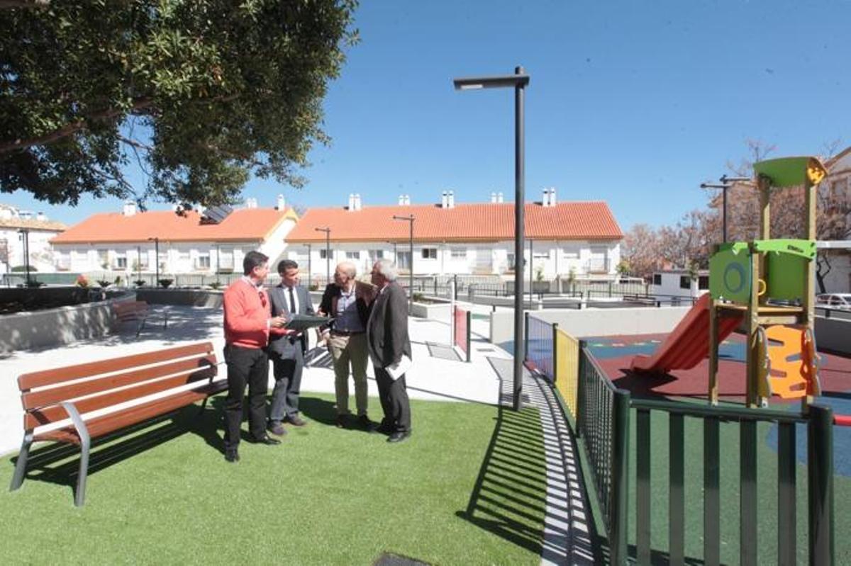 El alcalde, José Bernal, y los concejales Rafael Piña y Manuel Osorio, en la nueva plaza de la calle Santa Gema.