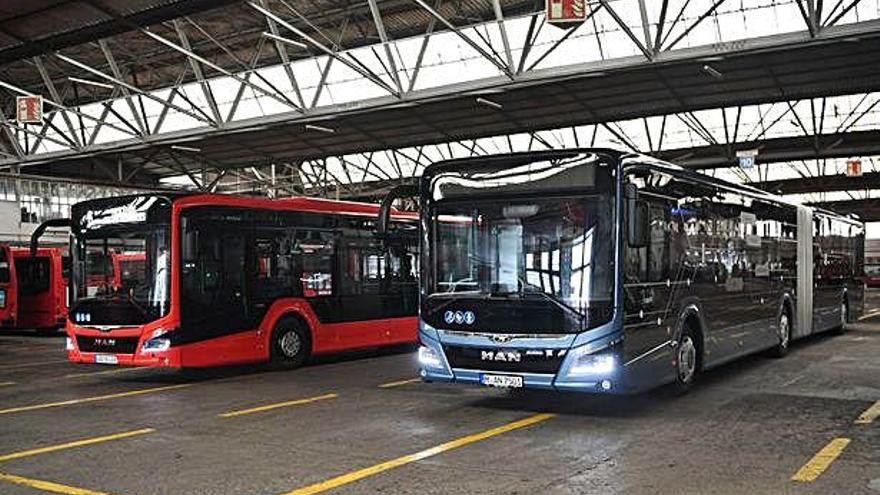 Un bus híbrido en la línea 6. Tranvías probará por tercera vez desde hoy un autobús híbrido en la línea 6. Será un vehículo de la marca MAN, después de haberlo hecho antes con un Mercedes y un Volvo. De los dos que se ven en la imagen, la empresa probará el rojo; el articulado, de 19 metros de largo, tiene un metro más que los usados en la ciudad.