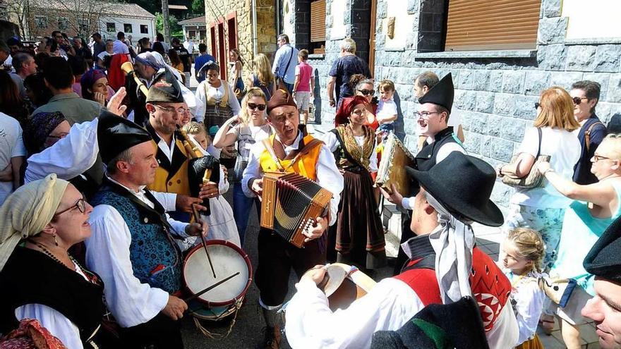 El grupo &quot;Prau Llerón&quot;, durante una actuación en Cenera.