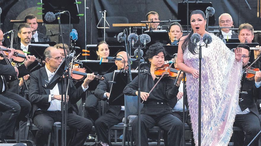 Anna Netrebko deslumbra en los jardines del Hotel Santa Catalina