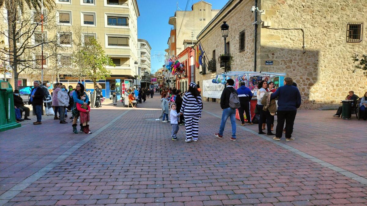 Varias personas pasean por una de las calles más céntricas de la ciudad.