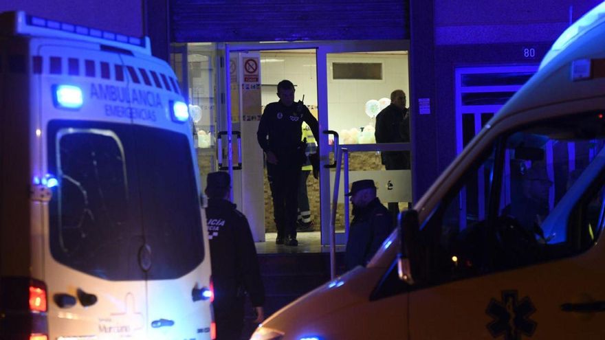 Policías y sanitarios, en el bajo de Torreagüera donde se produjo el primer crimen del año 2025.