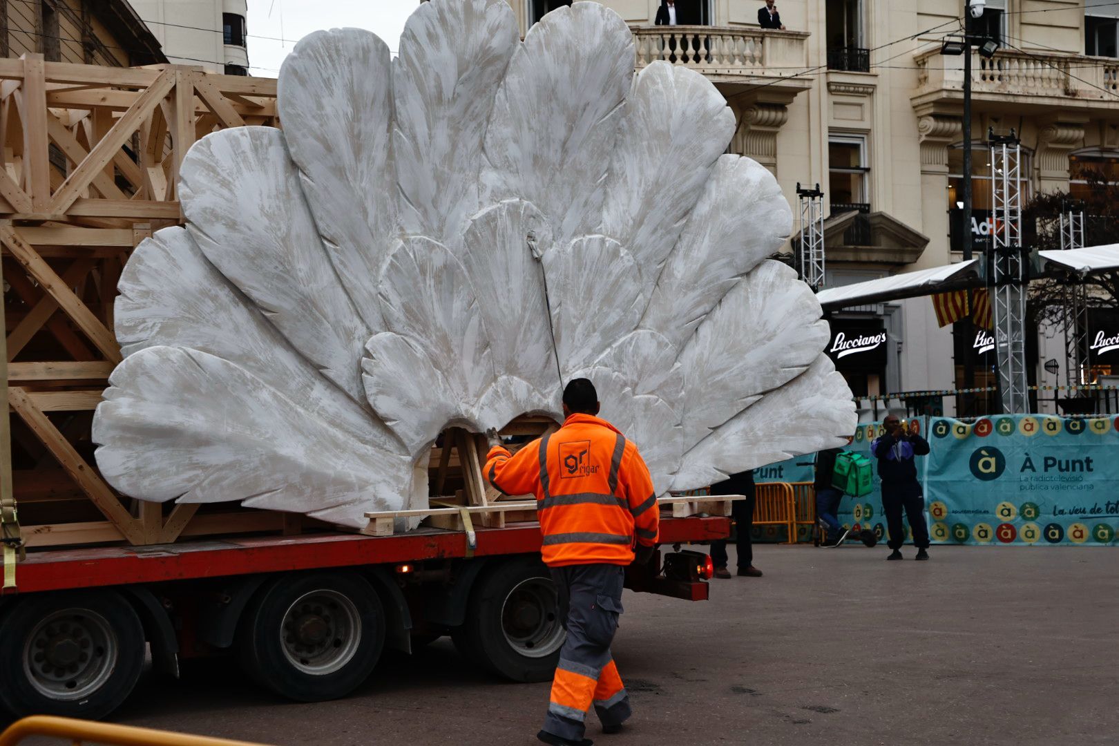 Comienzan a llegar las piezas para la 'plantà' de la Falla Municipal