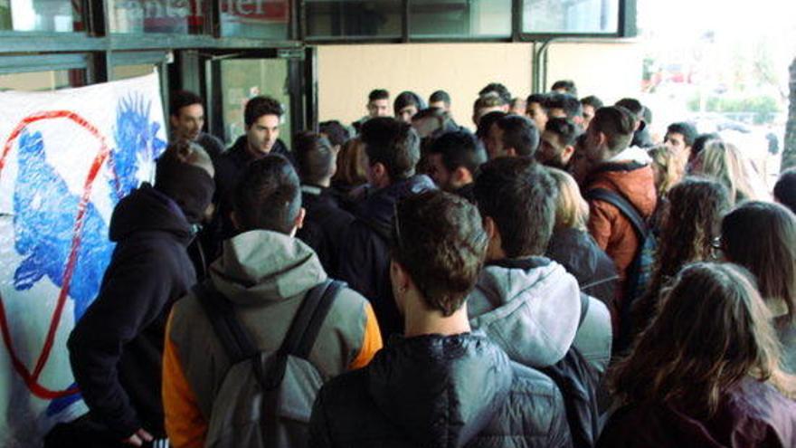 Estudiants aglomerats a la porta de la Facultat d&#039;Economia (UB) de Barcelona.