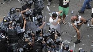 Manifestantes se enfrentan con las fuerzas antidisturbios en Beirut este viernes.