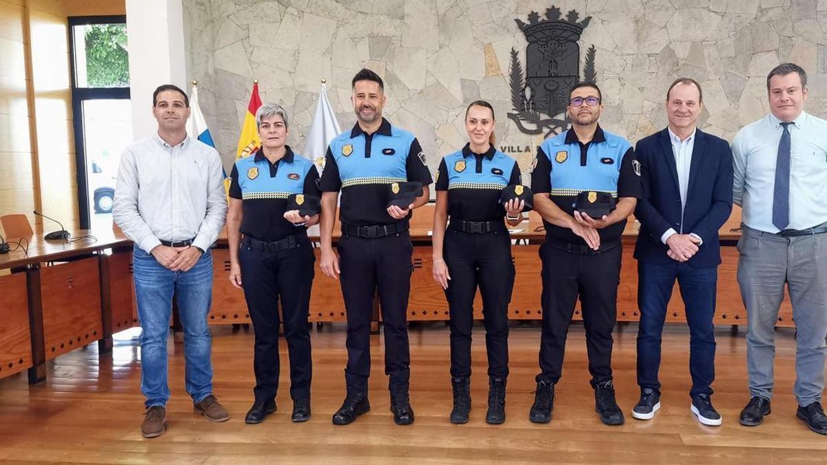 Los tres nuevos oficiales de la Policía Local de Agüimes junto al alcalde, Óscar Hernández, acompañado por el concejal de Seguridad Ciudadana y Recursos Humanos, Efraín González; la jefa de la Policía Local, Luisa González; y el secretario municipal, Antonio Patiño.