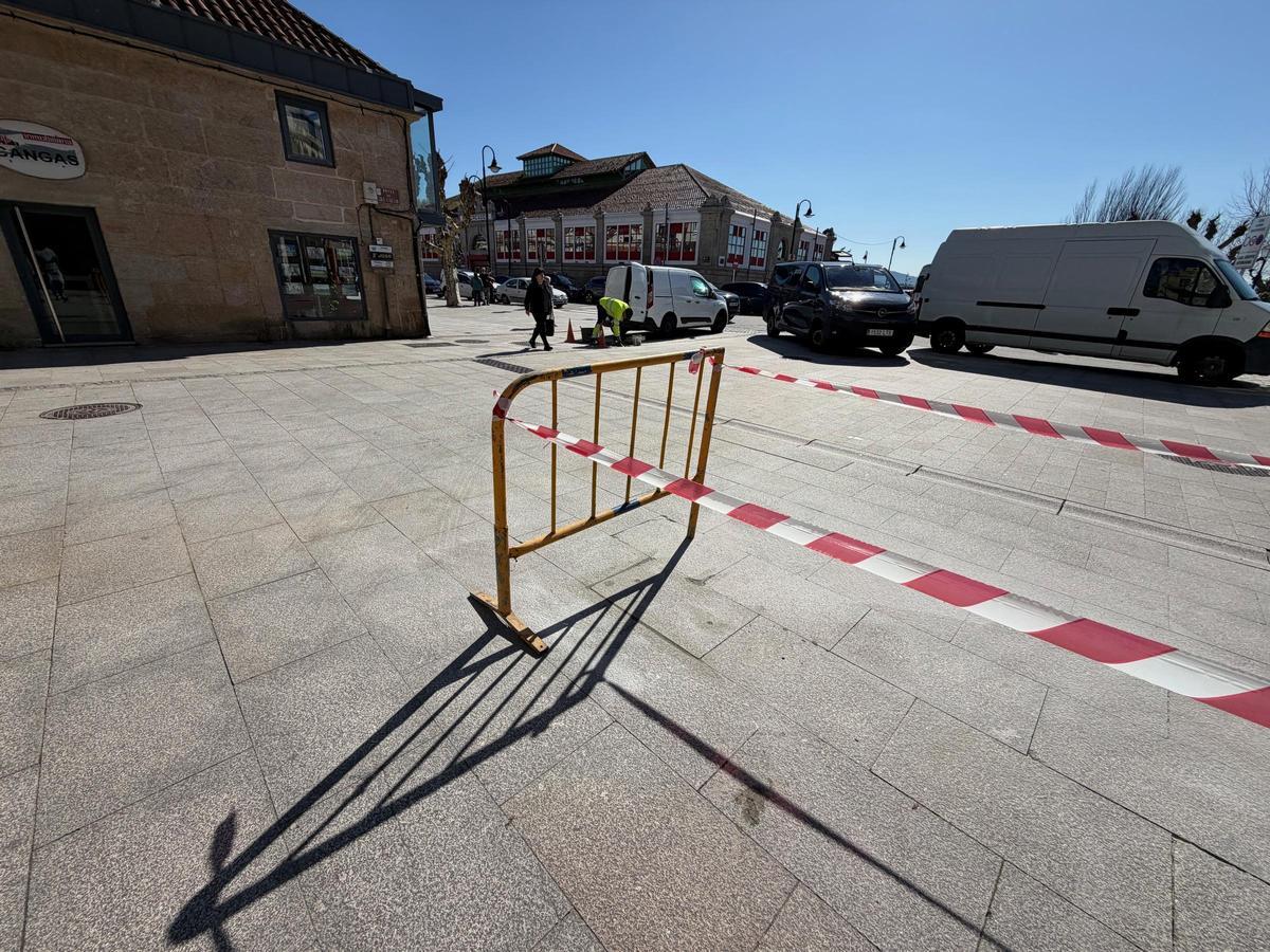 Trabajos de reposición del pavimento en la Praza da Constitución.