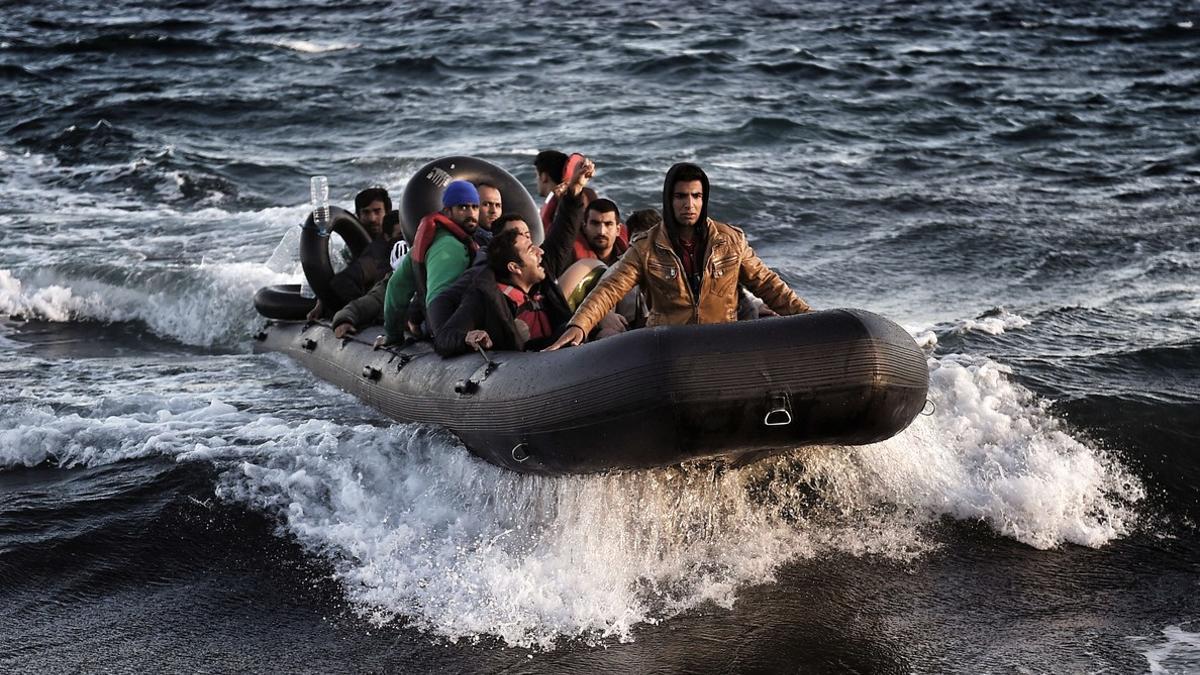 Refugiados en inmigrantes llegan a la isla de Lesbos tras cruzar el mar Egeo.