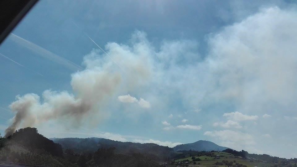 Un instituto y una escuela unitaria han sido desalojados. El fuego ya ha arrasado unas 850 hectáreas.