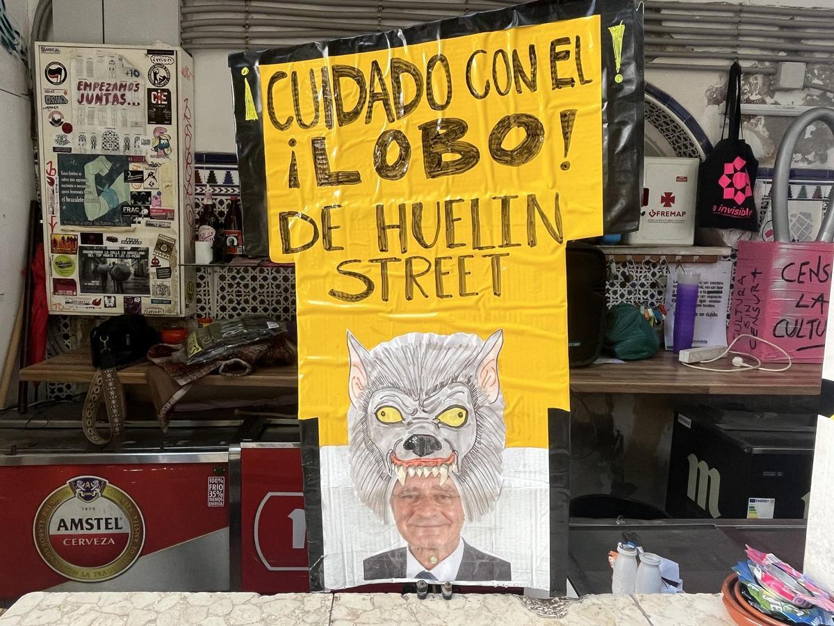 Un cartel crítico con el alcalde de Málaga, en La Invisible