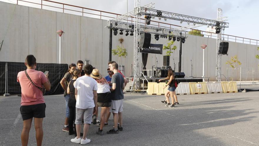 Un grupo de jóvenes frente al escenario vacío del Marearock.