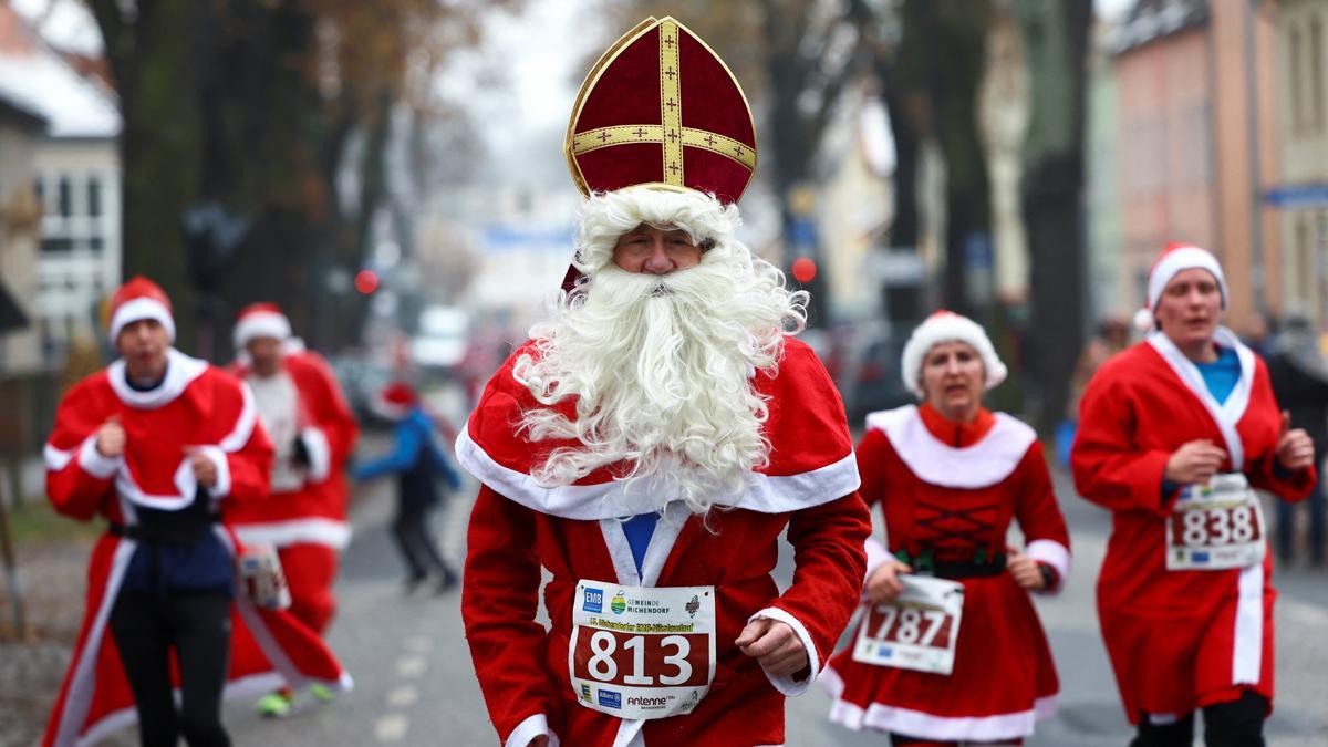 Carrera multitudinaria de papas Noel en Michendorf (Alemania)