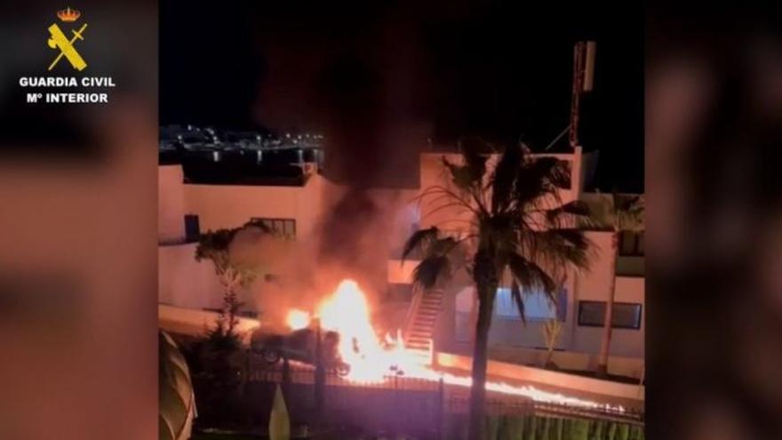 Detenido un hombre por quemar un coche y robar en un apartamento en Lanzarote