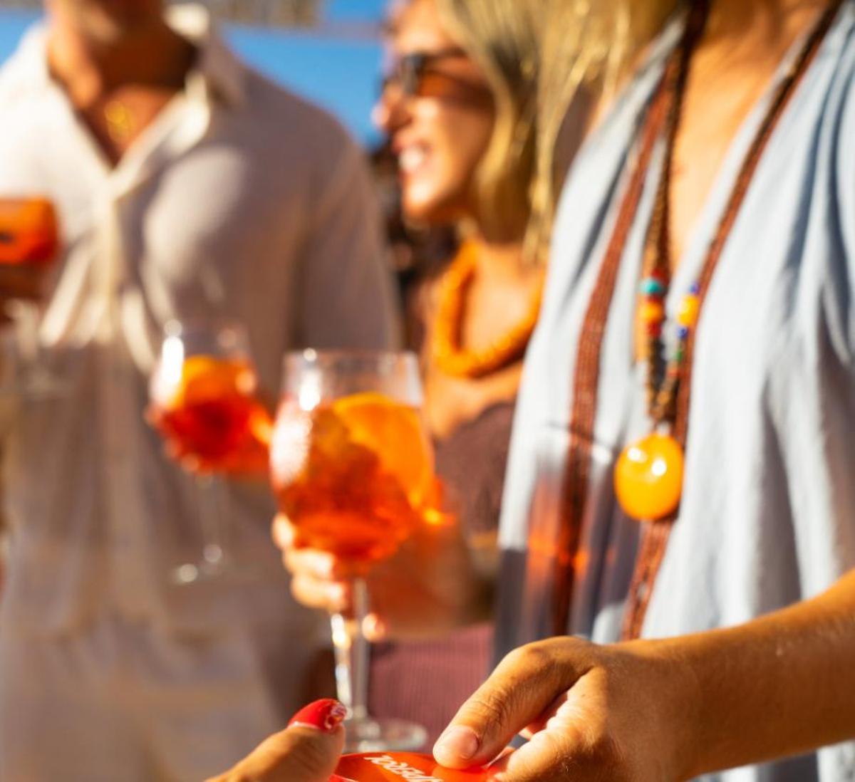 Aperol Spritz propone un verano de chiringuitos, música al atardecer y aperitivo frente al Mediterráneo.