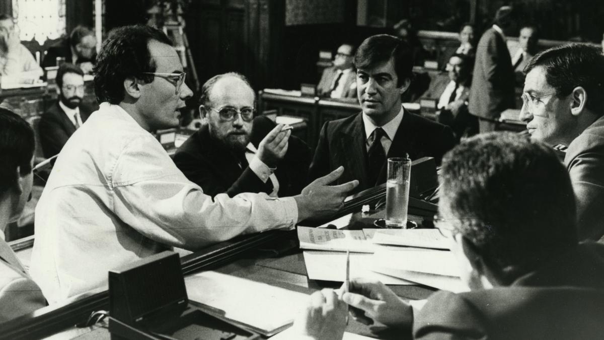 Por la izquierda, Jesús Sanjurjo, Francisco Javier Suárez, del PCA, y Francisco Álvarez-Cascos, entonces diputado de AP, durante una conversación en la Junta General.